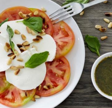 Ensalada caprese con pesto de rúcula y vinagreta de pistachos 